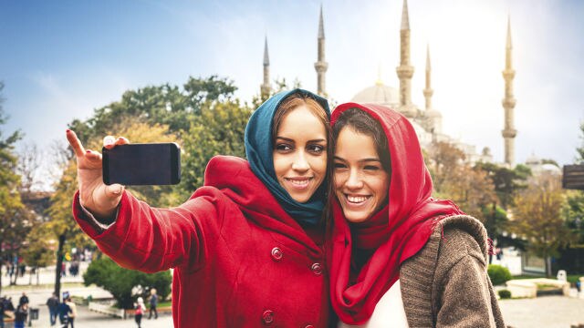 kaksi tyttöä ottaa selfien