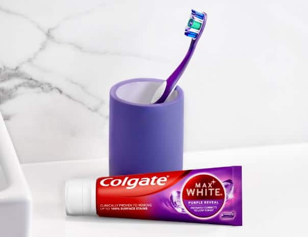 Max White Purple Reveal -valkaiseva hammastahna hammasharjan vieressä