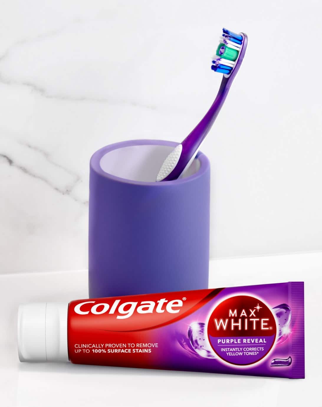 Max White Purple Reveal -valkaiseva hammastahna purppuran värisen hammasharjan vieressä